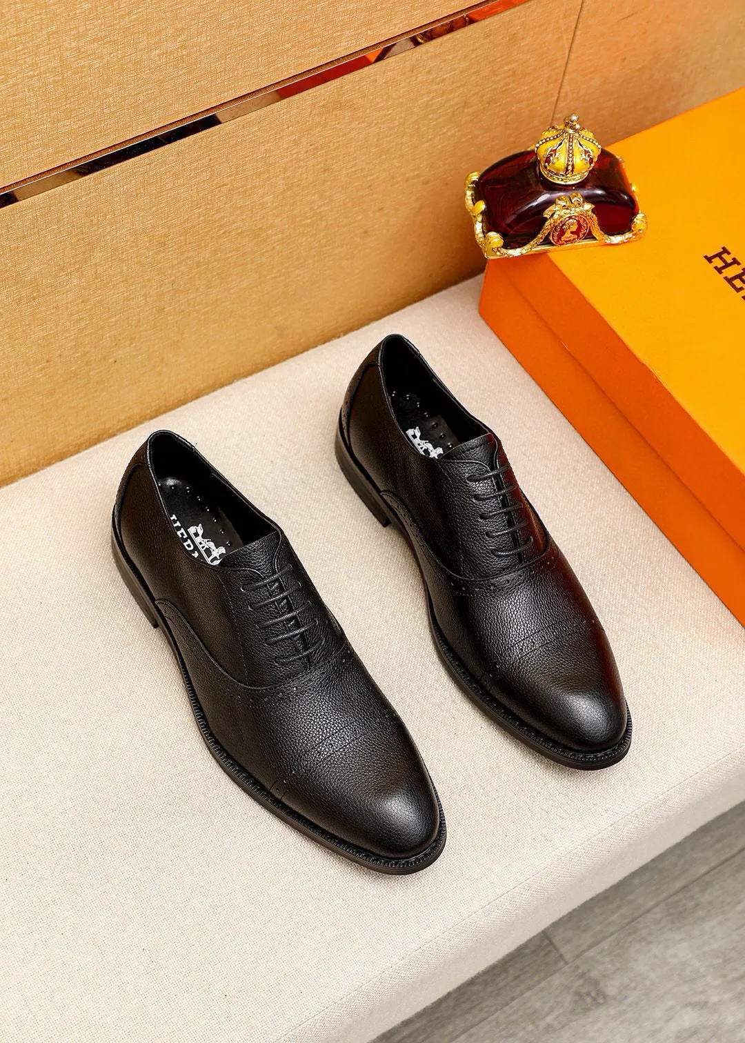 Men's shoes 💰460 💐 Product trademark: HERMES "Hermès" business leather shoes Regular size: 38-44 (45🉑️customized) Product materials: Selected imported first-layer pebbled calfskin upper, imported water-dyed 🐂 cowhide lining. Strong three-dimensional visual effect, non-slip and wear-resistant combination outsole Color: 2⃣️colors available
